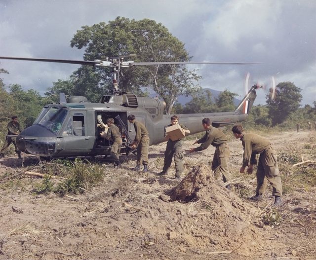 Australian_soldiers_unloading_rations_from_a_9_Squadron_helicopter_in_1967
